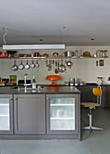 Freistehender Küchenblock und Retro Stehhilfe in minimalistischem Esszimmer