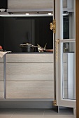 Moderne Küche (Ausschnitt) mit grauen Schrankfronten & schwarzer Küchenrückwand