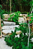 Treppe aus Steinblöcken in mediterranem Garten