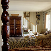 Foot of staircase in traditional, furnished foyer