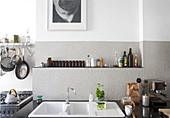 Modern kitchen with retro ambiance - kitchen sink in front of light grey mosaic wall tiles