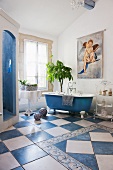 Badezimmer mit blau-weissen Bodenfliesen, frei stehender Badewanne und separatem Duschbereiech