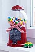 Bubblegum machine with bow and toy car