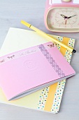 Notizheft oder Tagebuch mit Masking Tape verziert, romantischer Retrowecker und Filzstift
