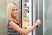 Frau beim geöffneten Kühlschrank