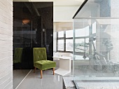 Grüner Sessel im Fiftiesstil neben modernem Beistelltisch in zeitgenössischer Architektur