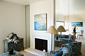 Wohnzimmer mit Kamin und blau gemusterter Polstergarnitur