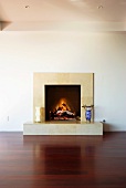 Offener Kamin mit Feuer in minimalistischem Wohnraum