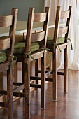 Barhocker aus Holz mit Sitzkissen