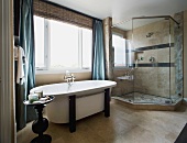 Modernes Badezimmer mit freistehender Wanne und geräumiger, verglaster Dusche