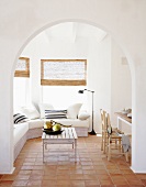 Gemütliche Sitzecke in offenem Wohnraum in mediterranem Stil