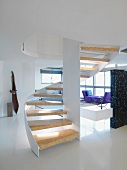 Wendeltreppe auf weißem Boden in offenem Wohnraum