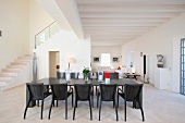 Esstisch und Stühle aus grau gebeiztem Holz in offenem Wohnraum eines mediterranen Landhauses