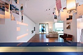 Blick in offenen Designer Wohnraum und auf Hängelampe mit aufgehängten Zetteln