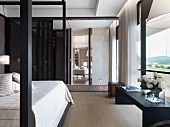 Modernes Schlafzimmer mit Landschaftsblick von Doppelbett mit Baldachin