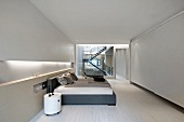 Offenes Designer Schlafzimmer mit Blick auf verglastes Treppenhaus