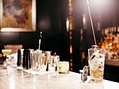 Cocktailbar mit unfertigem Drink auf der Theke