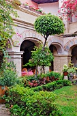 Blumengeschmückter Innenhof in einem mexikanischen Haus