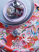 Schmuck auf Tisch mit asiatisch inspiriertem Blütenmuster