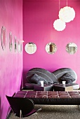 Moderne Sitzecke in einem Raum mit pinkfarbenen Wänden