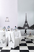 Stühle mit französisch inspirierten Hussen in einem Café
