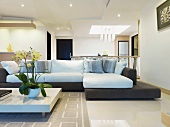 Designerecksofa und Couchtisch in modernem Wohnzimmer mit abgehängter Decke