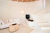 Weisser Wohnraum mit minimalistischer Treppe