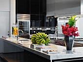 Bananenstaude auf Steinplatte einer Designer Küchentheke