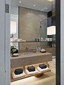 Edles Bad im modernen, asiatischen Stil mit beleuchteter Handtuchablage und Hängeregal über dem Waschtisch