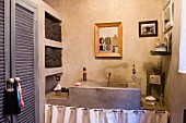 Rustikales Badezimmer mit eingebautem Wandregal und einfachem Waschtisch mit weißem Vorhang