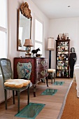 Venezianische bemalte Kommode, vergoldete Spiegel und Hausbar im Wohnzimmer mit Bodenplatten aus Glas