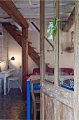 Offene Fenstertür im Shabby Stil öffnet den Blick in offenen Wohraum mit rustikalen Holzstützen und Fliesenboden