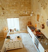 Offene Küche mit unverputzten Kalksandsteinmauern im Château Maignaut (Pyrenäen, Frankreich)