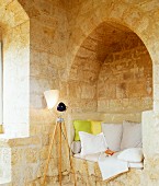 Wandnische als Sitzecke mit Kissen & Stehlampe im Château Maignaut (Pyrenäen, Frankreich)