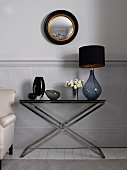 Beistelltischchen mit Lampe und Vasen im Wohnzimmer