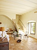 Heller Wohnraum mit Terracottafliesen und einfacher Möblierung im spanisch mediterranen Stil
