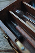 Antike Malerutensilien und Werkzeug in Holzkasten
