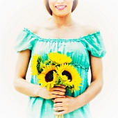 Junge Frau mit Sonnenblumen
