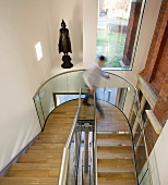 Person auf einer Treppe im Maidstone Museum (Kent, England)