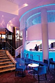 Hotelbar mit Barkeeper bei Abendbeleuchtung in einem modernen Hotel