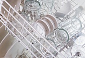 Saubere Gläser und Schälchen im Geschirrspüler