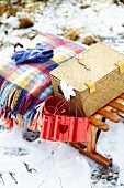Korb und Wolldecke auf einem Schlitten im Schnee
