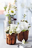 Backformen & Milchkännchen als Vasen mit Wachsblumen & Lysianthus