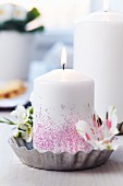 Tortelettbackform als Kerzenhalter mit Wachsblumen & Lilienblüten