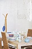 Holztisch mit Geschirr in Blau, Weiß und Rot