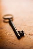 Antik Schlüssel auf Holzuntergrund