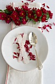 Place setting with an aster garland