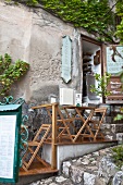 Tisch, Stühle und Speisekarte in einem Café in Südfrankreich