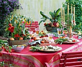 Gedeckter Tisch mit Gemüsedeko: Paprika, Peperoni, Chili, Mangold, Zwiebel, etc.