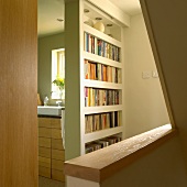Bücherregal zwischen Badezimmer und Treppenaufgang